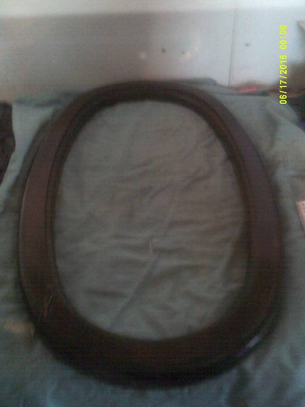 lot 33 image: ANTIQUE OVAL WOOD PICTURE FRAME