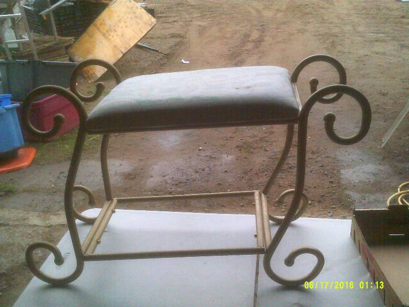 lot 59 image: ANTIQUE METAL BENCH