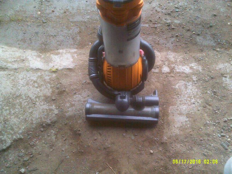 lot 67 image: DYSON UPRIGHT VACCUMM