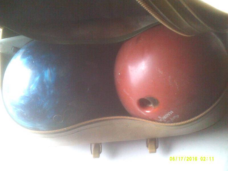lot 70 image: 2 BOWLING BALLS WITH BAG