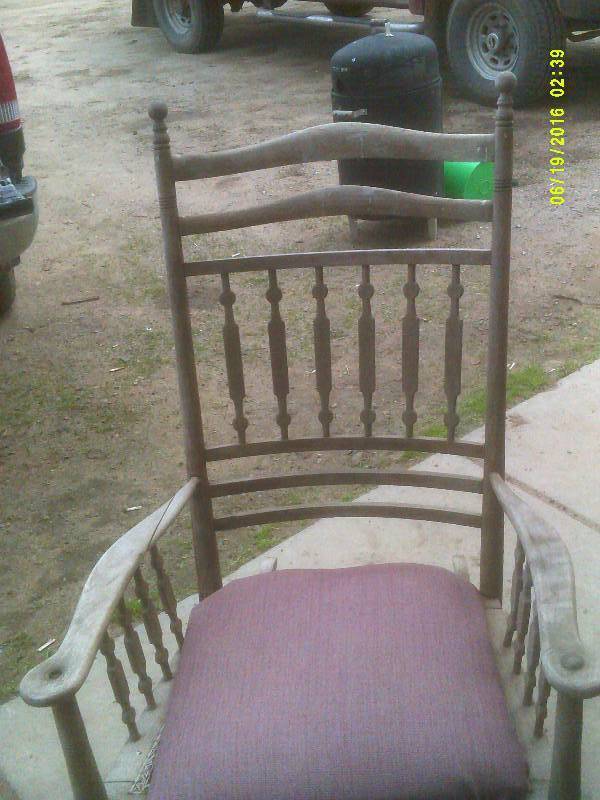 lot 105 image: VINTAGE WOOD ROCKING CHAIR