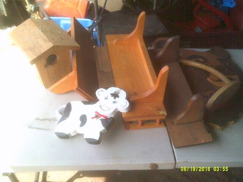 lot 119 image: WOOD SHELVES AND WALL HANGINGS