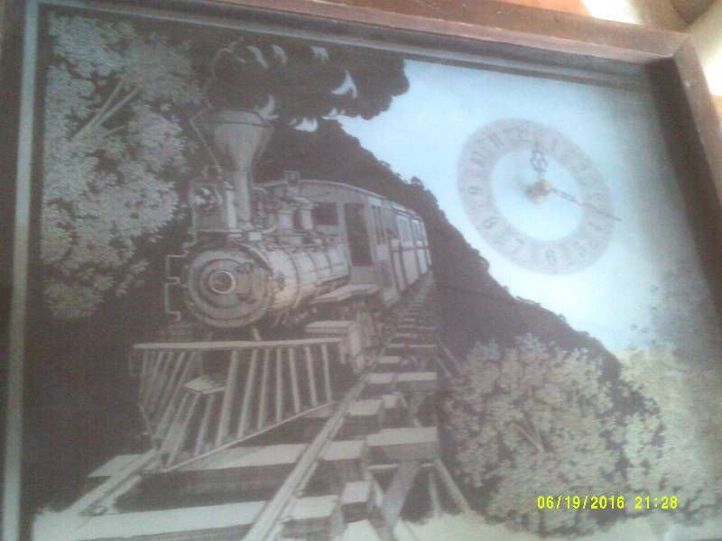 lot 126 image: VINTAGE TRAIN CLOCK
