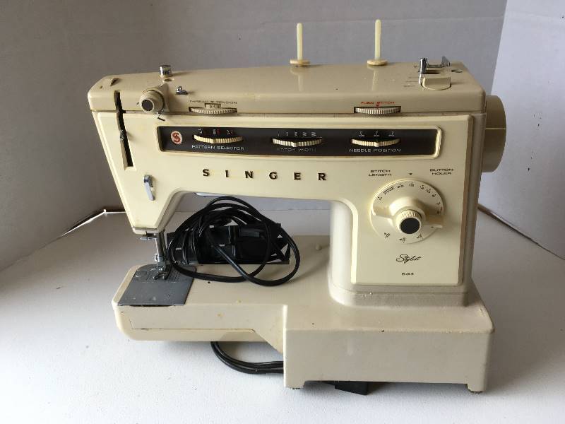 lot 87 image: Singer Portable Sewing Machine