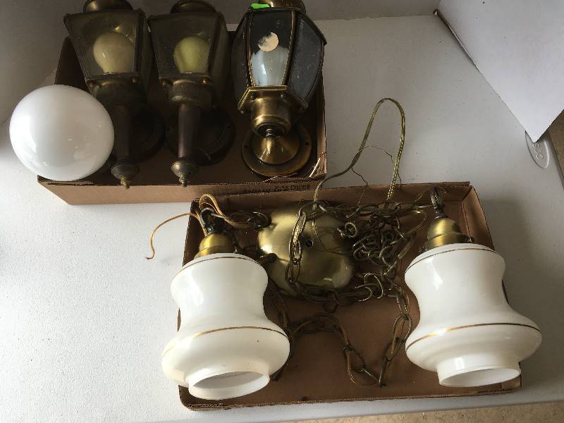 lot 113 image: Light Fixtures