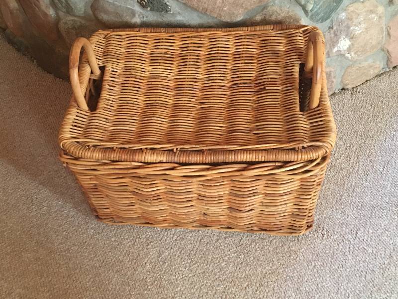 lot 238 image: Large Handled Covered Basket