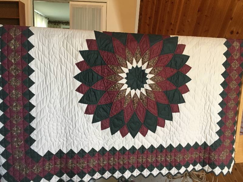 lot 242 image: Quilt Chrysanthemem Pattern