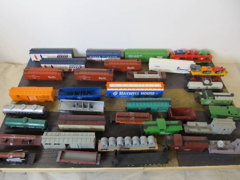 lot 46 image: Lot of Vintage HO Trains