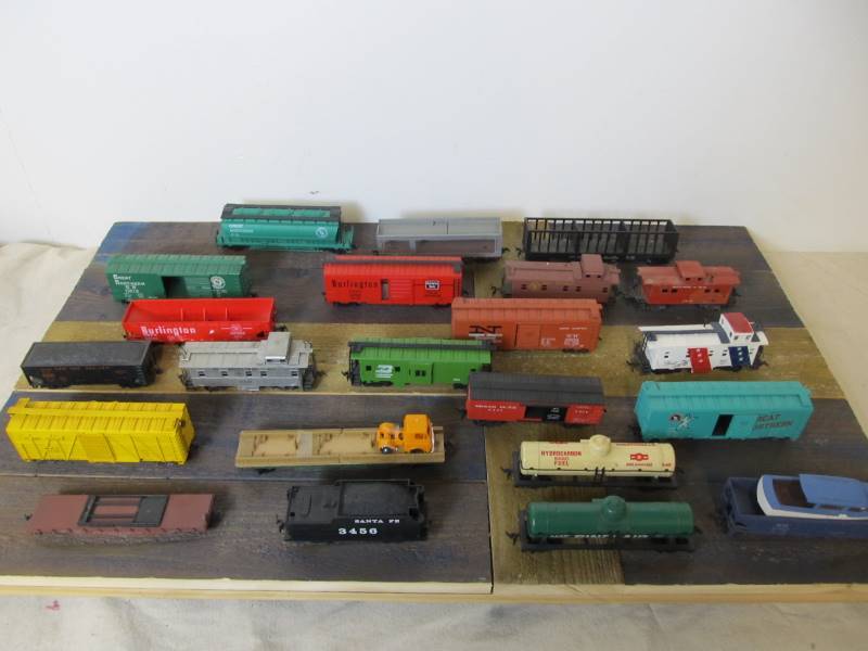 lot 47 image: Lot of Vintage HO Trains