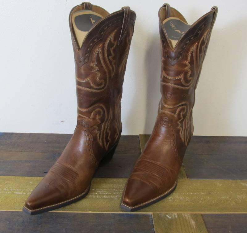 lot 61 image: Nice Pair of ARIAT Mens Cowboy Boots - Size 10B