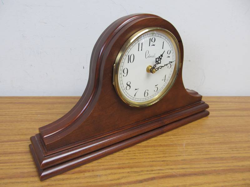 lot 157 image: Vintage Colonial Molyneaux DeskMantel Clock