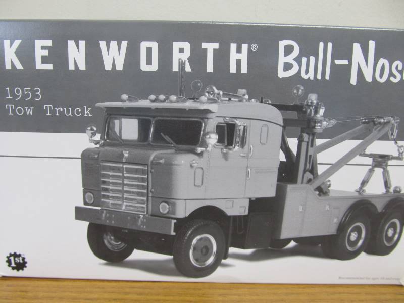 lot 127 image: MIB First Gear KENWORTH Bull-Nose Tow Truck