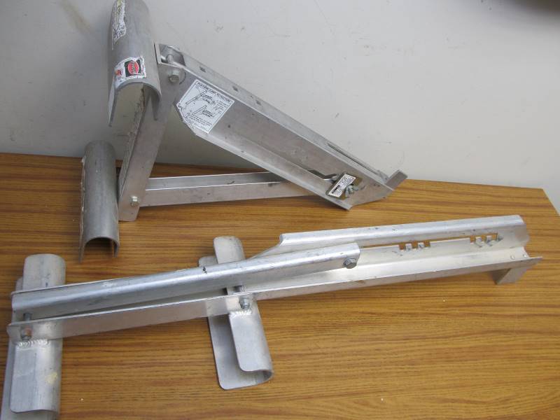 lot 142 image: Pair of Heavy Duty Ladder Jacks