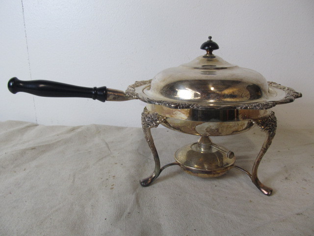 lot 89 image: Vintage Silverplated Rogers Bros Heritage Chafing Dish