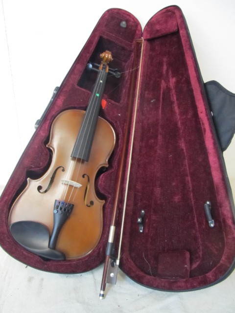 lot 107 image: Nice Violin wBow & Case