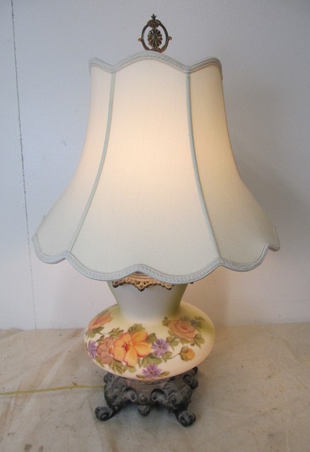 lot 117 image: Vintage Hand Painted Parlor Lamp