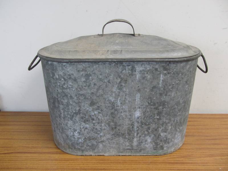 lot 9 image: Old Vintage Galvinized Metal Boiler wLid
