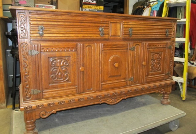 lot 1 image: Beautiful Vintage Solid Oak Sideboard 