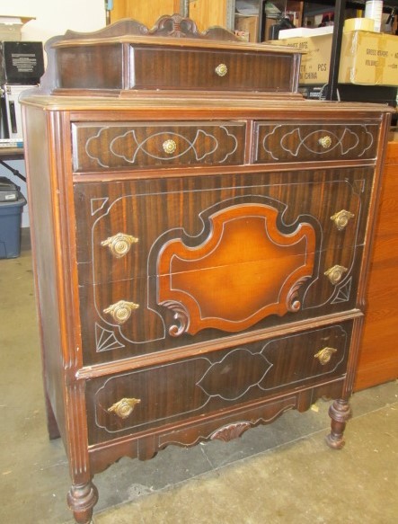 lot 2 image: Vintage 1930s 2-Toned Chest of Drawers