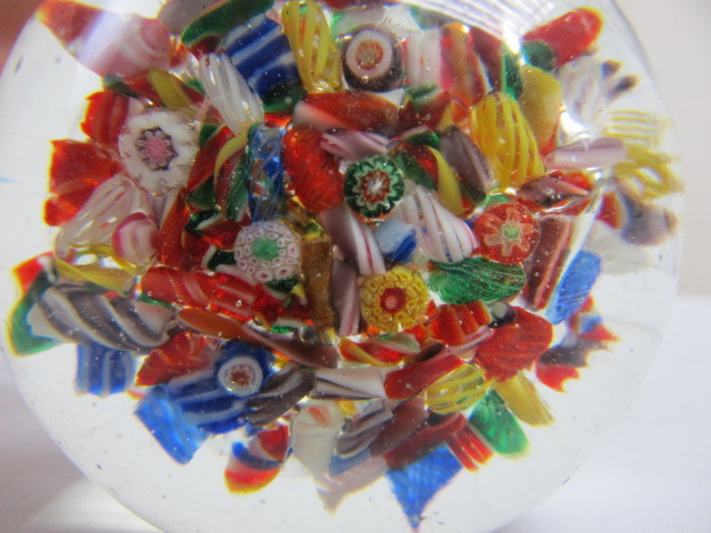 lot 160 image: Vintage Art Glass Paperweight
