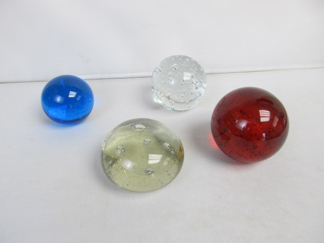 lot 161 image: Lot of 4 Vintage Art Glass Paperweights