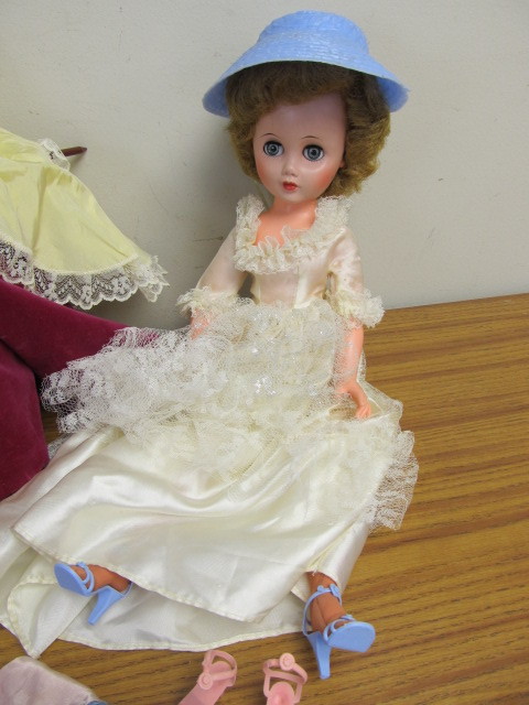 lot 169 image: Nice Lot of Vintage Dolls wClothing