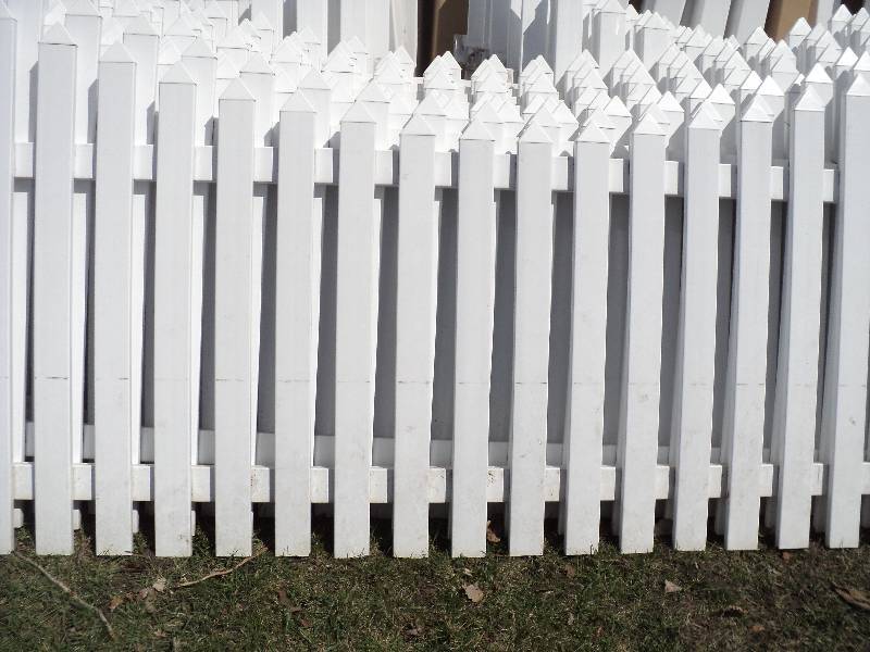 10 panels of 4 x 6 vinyl fencing ...