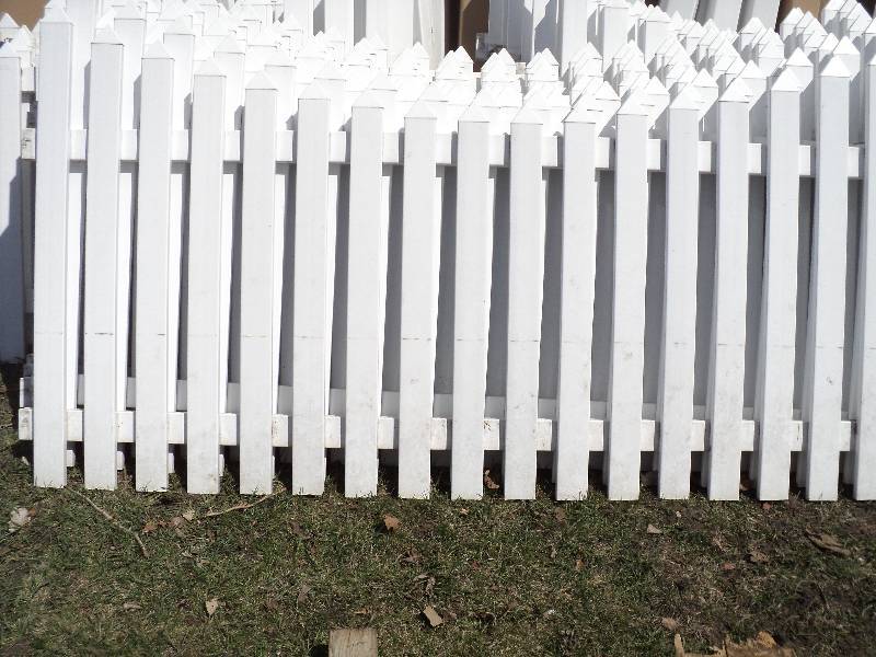10 panels of 4 x 6 vinyl fencing ...