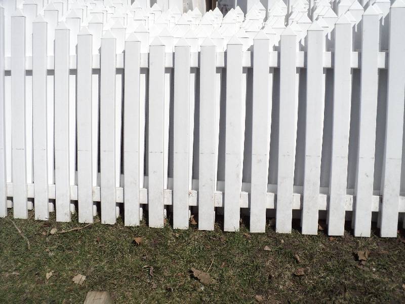 10 panels of 4 x 6 vinyl fencing ...