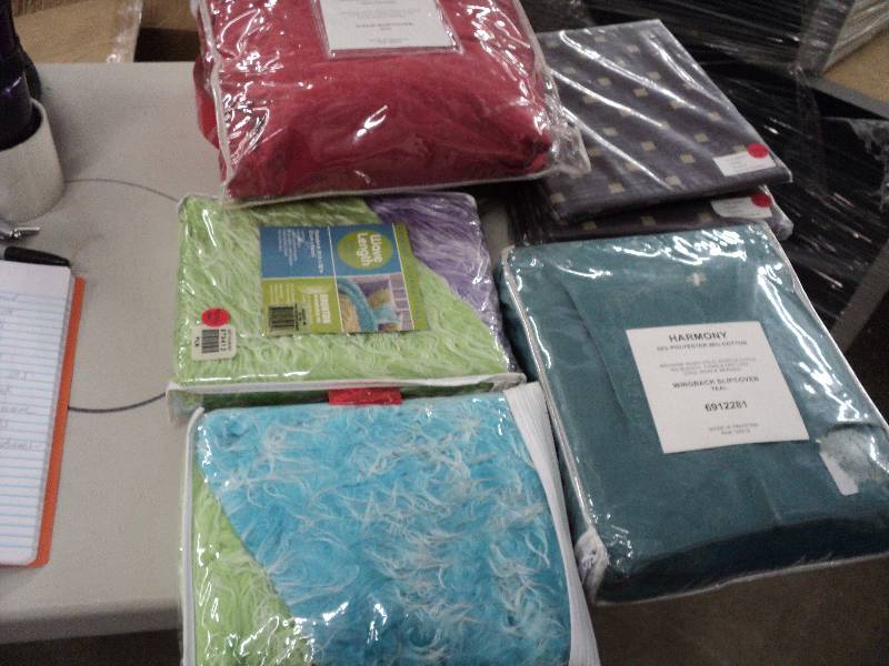 4 valances, 2 chair slip covers and...