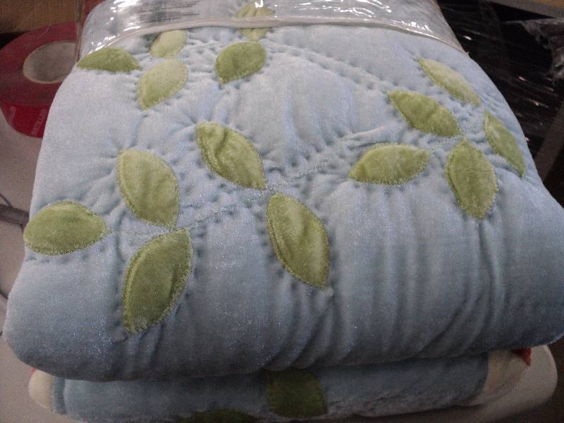 twin size bedspread - very soft...