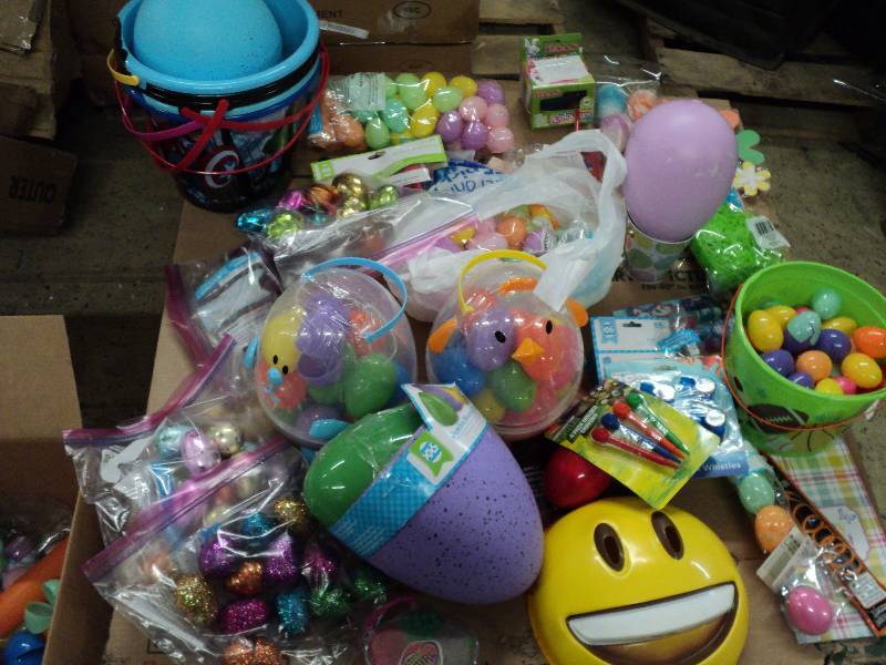Easter and game lot - see all pictu...