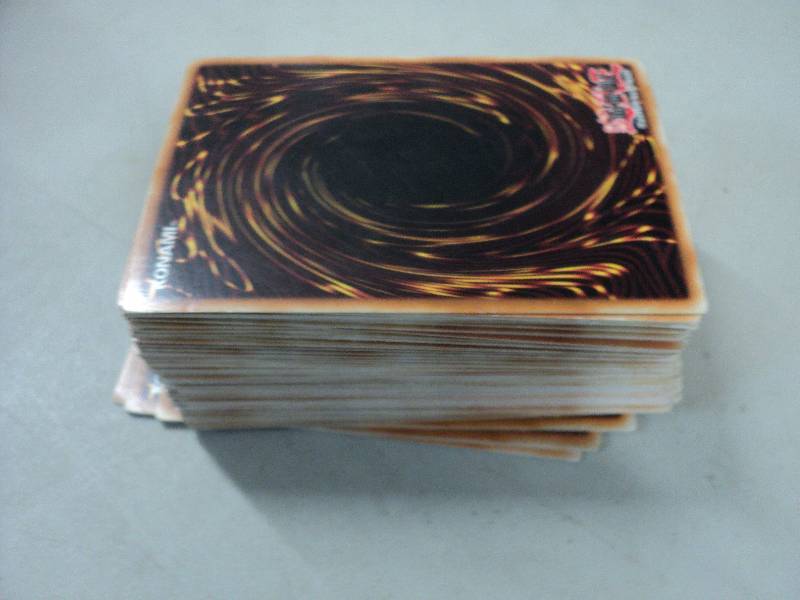 100 Yo-Gi-Oh Konami trading cards...