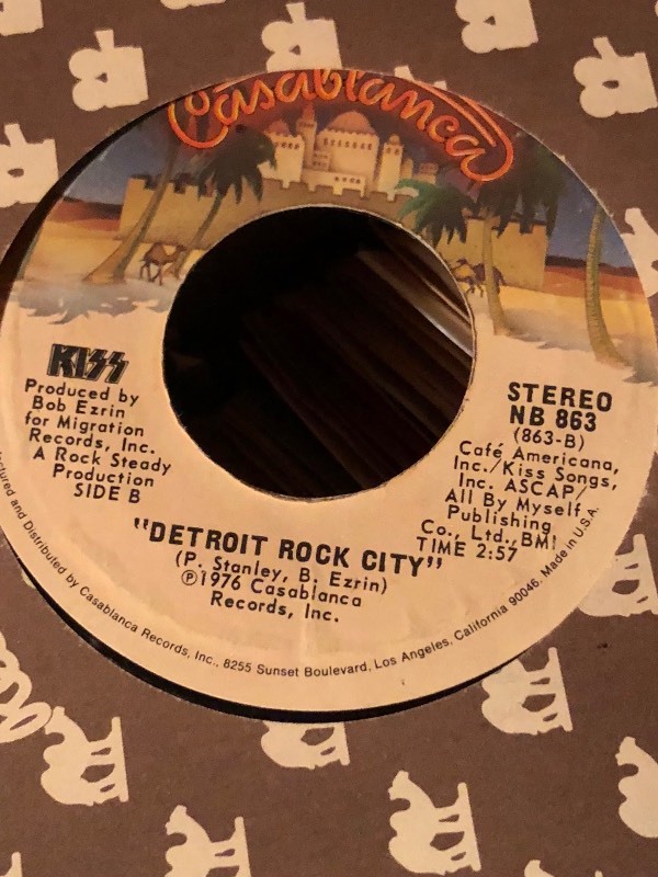 lot 610 image: 100s of 45s - Records - 5 Boxes - Kiss - FUNK - Beach Boys - Quincy Jones