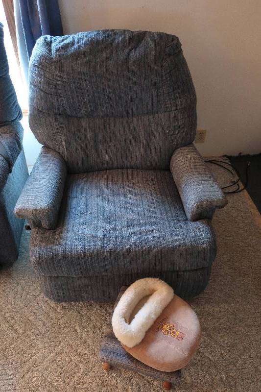 lot 17 image: Blue Recliner