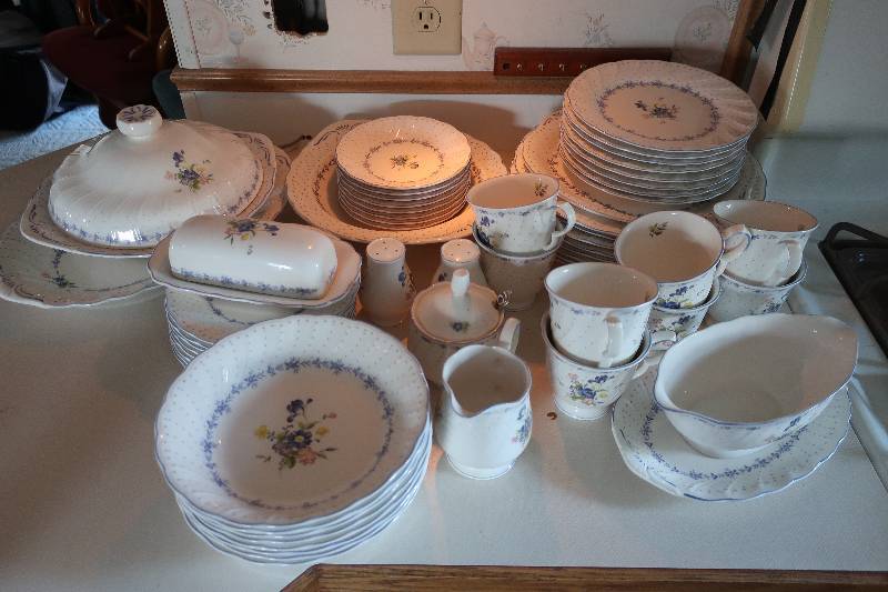 lot 20 image: Huge China Set