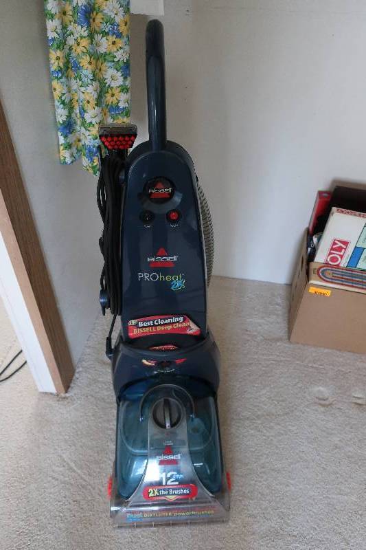 lot 21 image: Bissell Carpet Cleaner