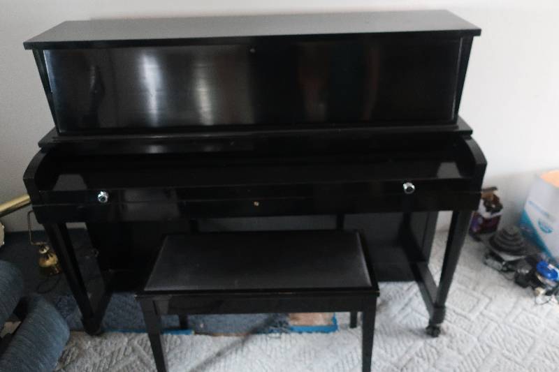 lot 29 image: Baldwin Upright Piano