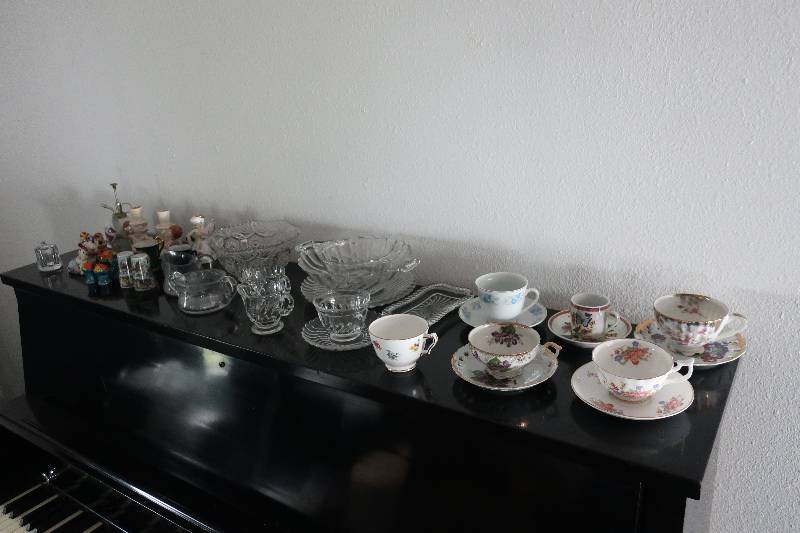 lot 31 image: Misc china and glassware