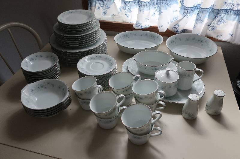 lot 32 image: Noritake china Inverness