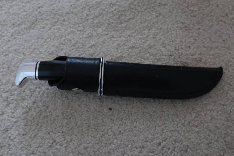 lot 35 image: Buck hunting knife