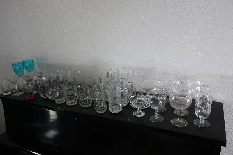 lot 33 image: Glasses and stemware