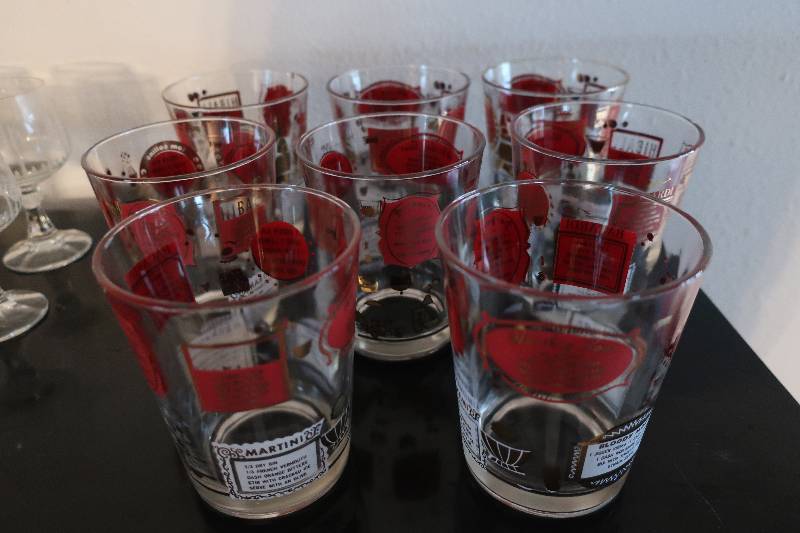 lot 40 image: 8 vintage alcohol glasses