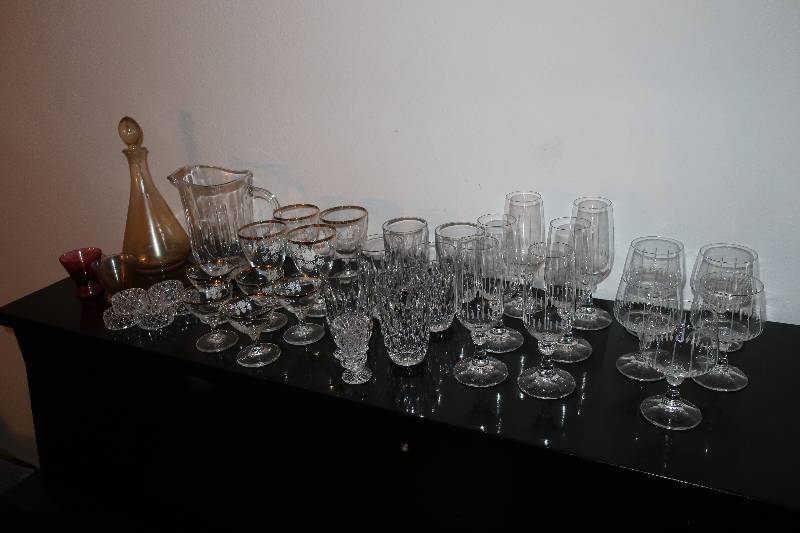 lot 43 image: Various glassware and stemware sets