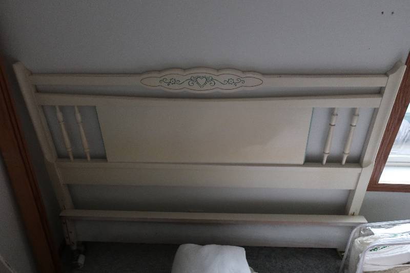 lot 52 image: Bed and bedding