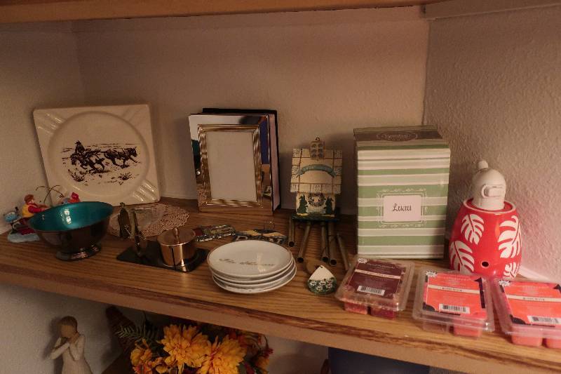 lot 60 image: Contents of shelf