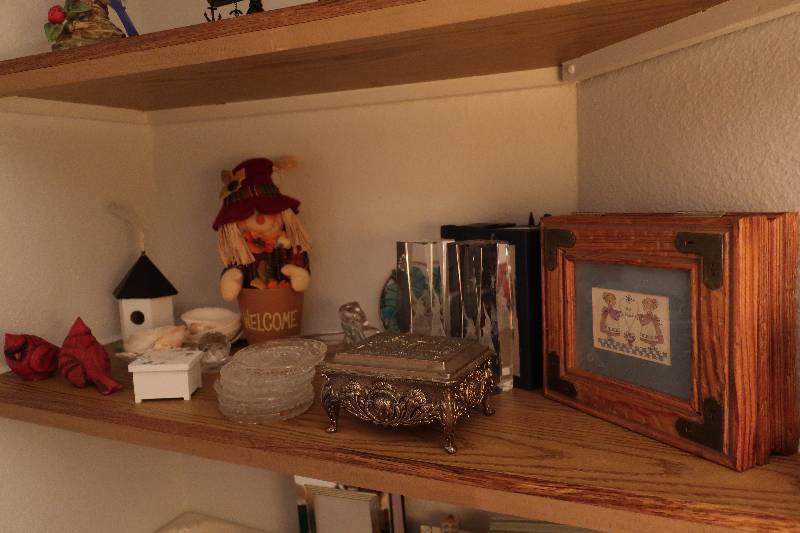 lot 61 image: Contents of shelf