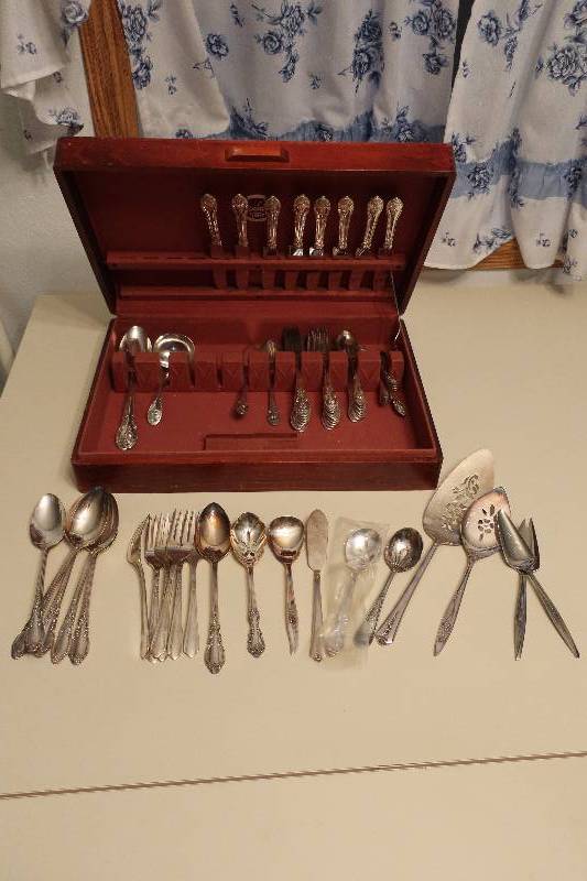 lot 65 image: Silver-plated flatware in box