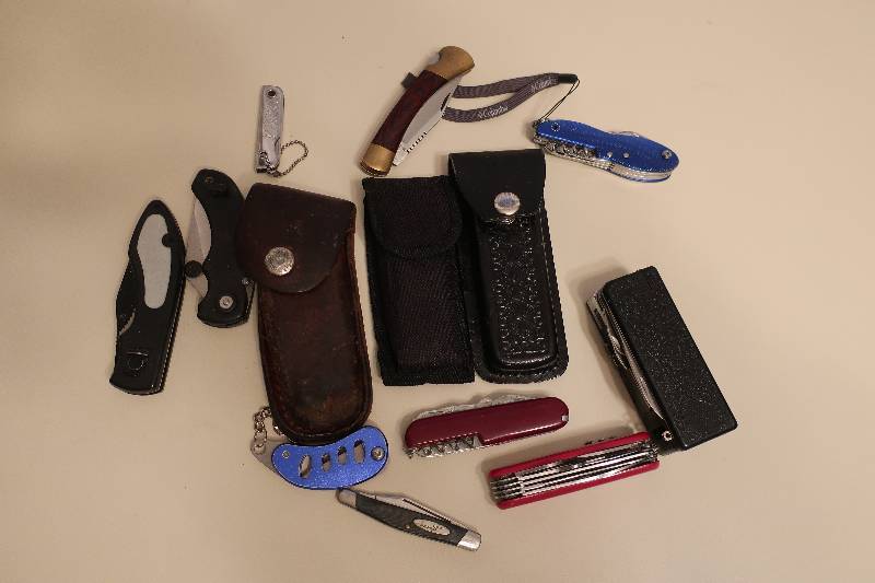 lot 66 image: Lot of knives