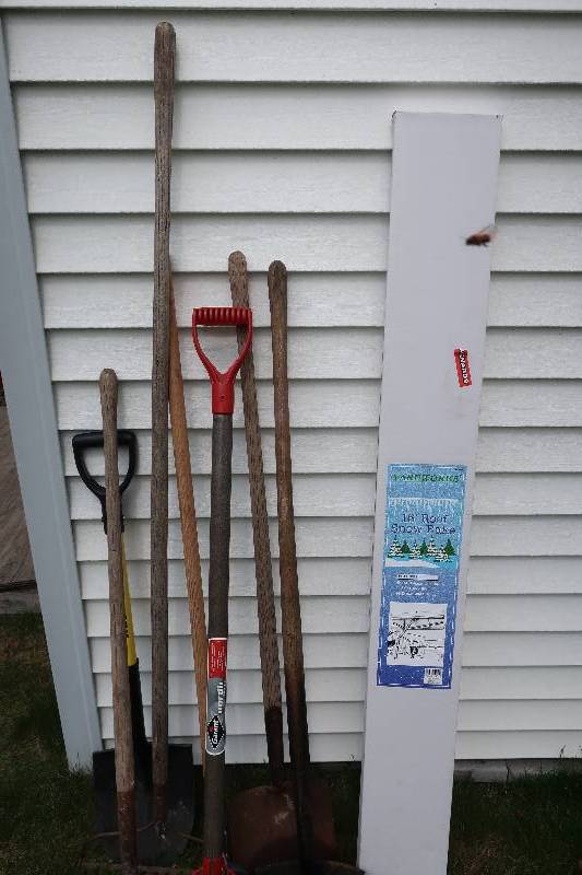 lot 96 image: Yard tools - New snow rake